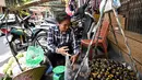 Seorang penjual buah, Nguyen Thi Vinh, 60, mengeluhkan keuntungan yang berkurang. Saya tidak banyak berjualan saat hari panas seperti ini karena orang tidak keluar," katanya. (Photo by Nhac NGUYEN / AFP)