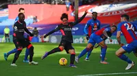 Gelandang Liverpool, Takumi Minamino, berusaha mencetak gol ke gawang  Crystal Palace pada laga lanjutan Liga Inggris di Selhurst Park Stadium, Sabtu (19/12/2020) malam WIB. Liverpool menang 7-0 atas Crystal Palace. (AFP/Clive Rose/pool)