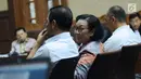 Mantan Sekjen Kemendagri, Diah Anggraeni (tengah) bersama Mantan Mendagri Gamawan Fauzi pada sidang lanjutan dugaan korupsi proyek e-KTP dengan terdakwa, Setya Novanto di Pengadilan Tipikor, Jakarta, Senin (29/1). (Liputan6.com/Helmi Fithriansyah)