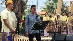 Menteri Keuangan Sri Mulyani saat bernyanyi di sela Pertemuan Tahunan IMF-Bank Dunia 2018 di Nusa Dua, Bali, Minggu (14/10). Sri Mulyani menyanyikan lagu berjudul My Way karya Frank Sinatra. (Liputan6.com/Angga Yuniar)