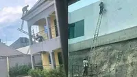 Kerja sama kuli bangunan pakai tangga (Sumber: Twitter/recehtapisayng)