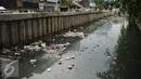 Ceceran sampah memenuhi pinggir kali di sisi Jalan Petojo Utara VI, Jakarta, Senin (26/12). Kali tersebut terlihat kotor akibat ceceran sampah limbah plastik, botol minuman ringan dan sterefoam. (Liputan6.com/Helmi Fithriansyah)