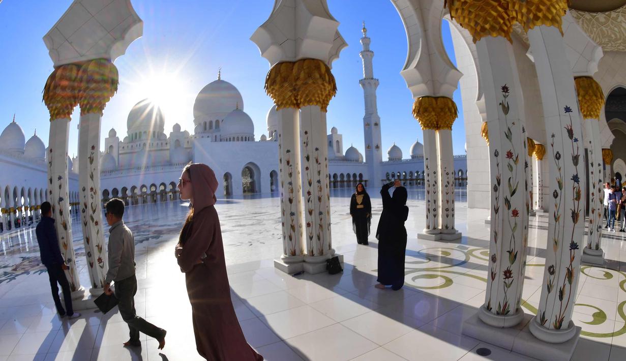 Pengunjung berada di Masjid Agung Sheikh Zayed di ibukota UEA Abu Dhabi (15/3). Pembangunan masjid ini merupakan gagasan dari pendiri Negara UEA, Sheikh Zayed Al Nahyan sebagai bagian dari mimpi dia memimpin rakyat UEA. (AFP Photo/Giuseppe Cacace)