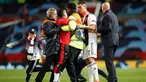 Fans Manchester United diamankan petugas saat mencoba menghampiri Striker Juventus, Cristiano Ronaldo usai pertandingan grup H Liga Champions di Trafford, Inggris (23/10). Juventus mengalahkan MU 1-0 berkat gol Paulo Dybala. (AP Photo/Martin Rickett)
