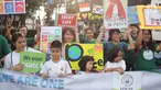 Sejumlah warga melakukan kampanye tentang perdamaian dunia saat car free day di kawasan Bunderan HI, Jakarta, Minggu (27/5). Kampanye tersebut bertujuan sebagai seruan untuk menghentikan peperangan. (Liputan6.com/Faizal Fanani)
