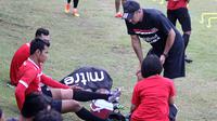 I Nyoman Sukarja cedera saat latihan. Pelatih Bali United, Hans Peter Schaller, menduga akibat kondisi lapangan yang tidak layak. (Bola.com/Muhammad Qomarudin)