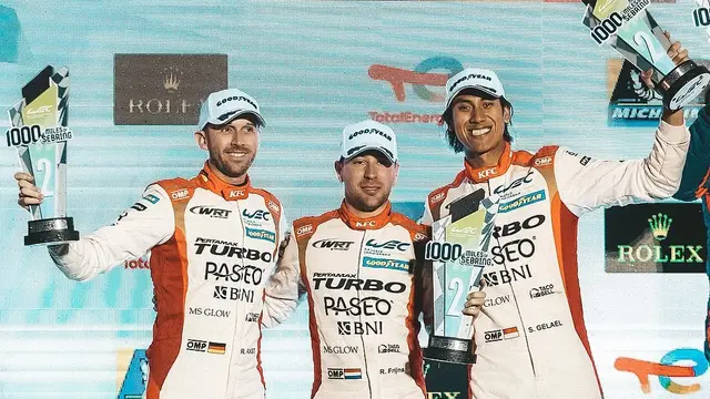 Naik Podium, Ini 7 Potret Selebrasi Sean Galael Juara di 1000 Miles Of Sebring