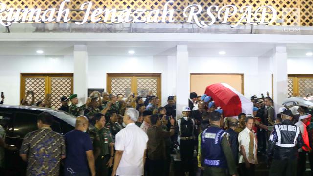 Diselimuti Bendera Merah Putih Jenazah BJ Habibie Dibawa ke Patra Kuningan