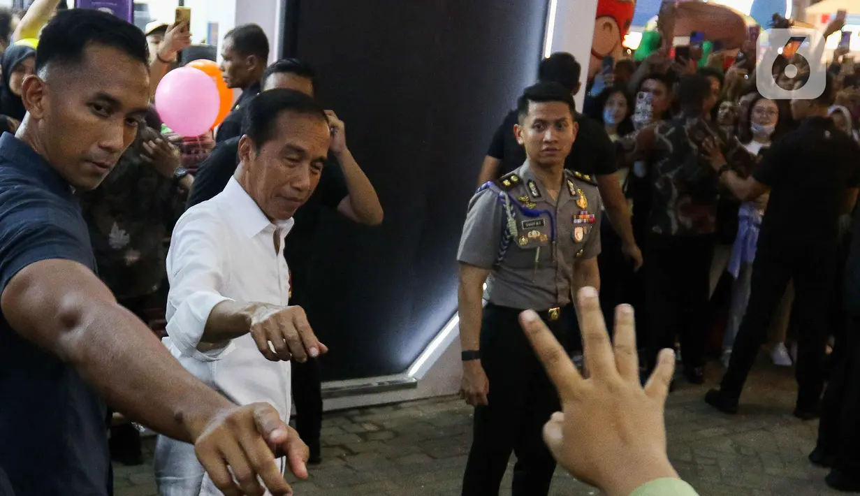 Usai meresmikan pembukaan Jakarta Fair 2024, Presiden Jokowi menyempatkan meninjau dan menyapa masyarakat. (Liputan6.com/Herman Zakharia)