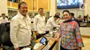 Ketua Komisi IV DPR RI Siti Hediati Soeharto (kanan) berbincang dengan Menteri Kelautan dan Perikanan (KP) Sakti Wahyu Trenggono (kiri) sebelum mengikuti rapat kerja di Kompleks Parlemen, Senayan, Jakarta, Kamis (23/1/2025). (Liputan6.com/Angga Yuniar)