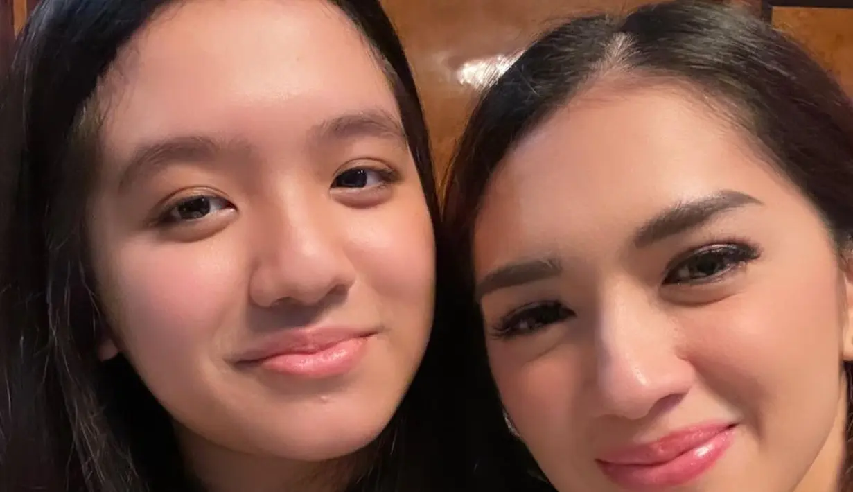 Angel Karamoy tampak masih belia meski anaknya sudah remaja (Instagram/realangelkaramoy)