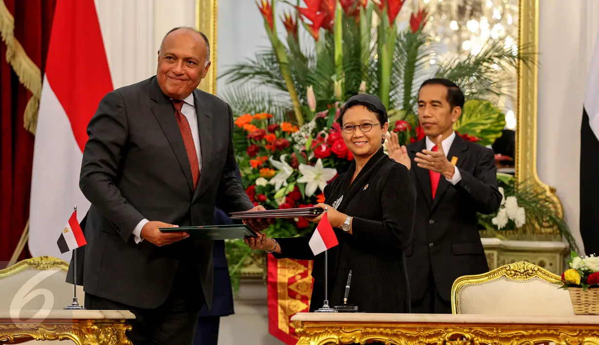 Presiden Joko Widodo bersama Presiden Mesir Abdel Fattah Al Sisi menyaksikan penandatanganan kerjasama di Istana Merdeka, Jakarta, Jumat (4/9/2015). Indonesia dan Mesir sepakat menjalin kerjasama ekonomi. (Liputan6.com/Faizal Fanani)