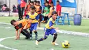 Pemain Indocement SS melewati hadangan pemain Tunas Patriot dalam laga U-11 Liga Bola Indonesia 2016 pekan ke-5 di Sabnani Park, Alam Sutera, Tangerang, Minggu (2/10/2016). (Bola.com/Liga Bola Indonesia)