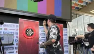Tirta Suparjo di babak grup pertama Darts National Competition Series 02 berhadapan dengan H. Suwendi.