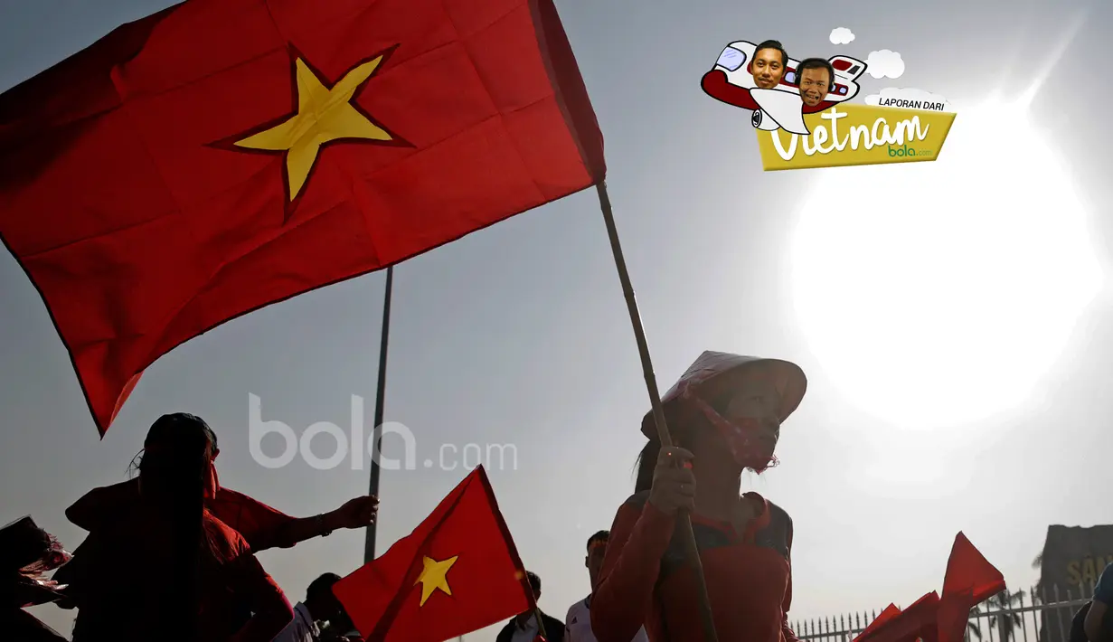 Suporter Vietnam dengan atribu khas Bendera Bintang Emas sebelum laga semifinal Piala AFF 2016 di Stadion Nasional My Dinh, (07/12/2016). (Bola.com/Peksi Cahyo)