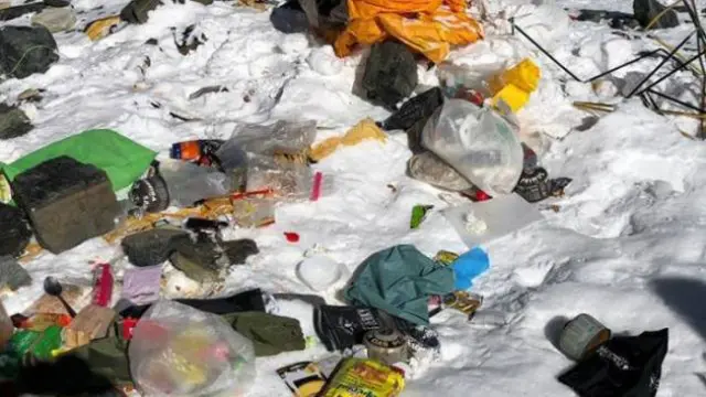 Dari foto-foto yang sempat beredar, ternyata banyak tumpukan sampah yang terlihat di Gunung Everest.