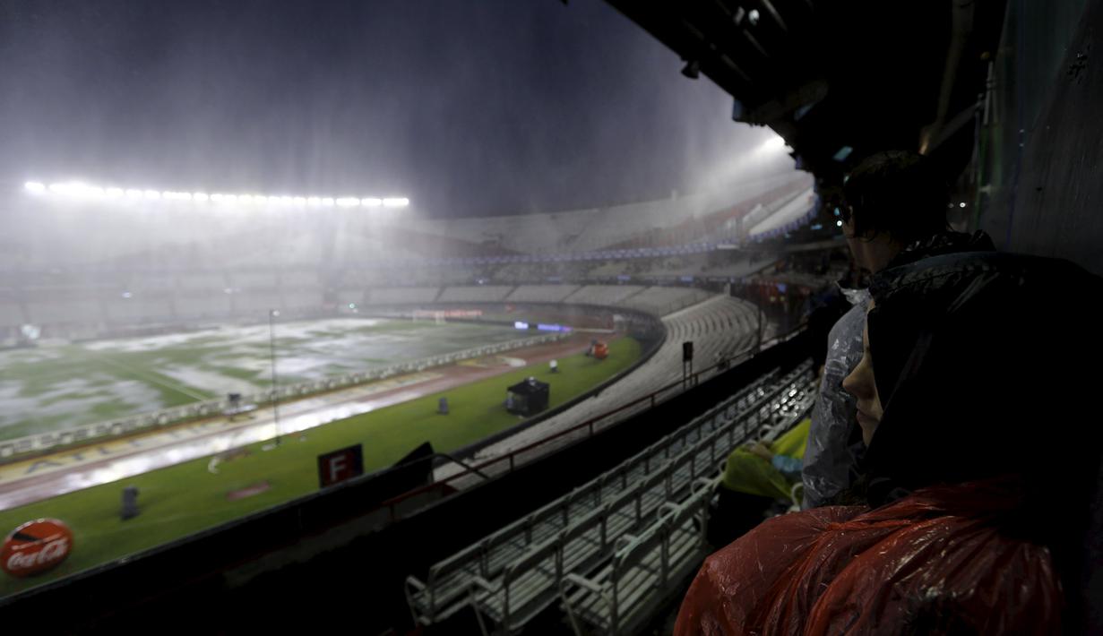 Suasana Stadion Monumental, Buenos Aires, Argentina, ditengah hujan deras yang membuat laga Kualifikasi Piala Dunia 2018 antara Argentina melawan Brasil ditunda karena lapangan banjir. Jumat (13/11/2015) WIB. (Reuters/Marcos Brindicci)