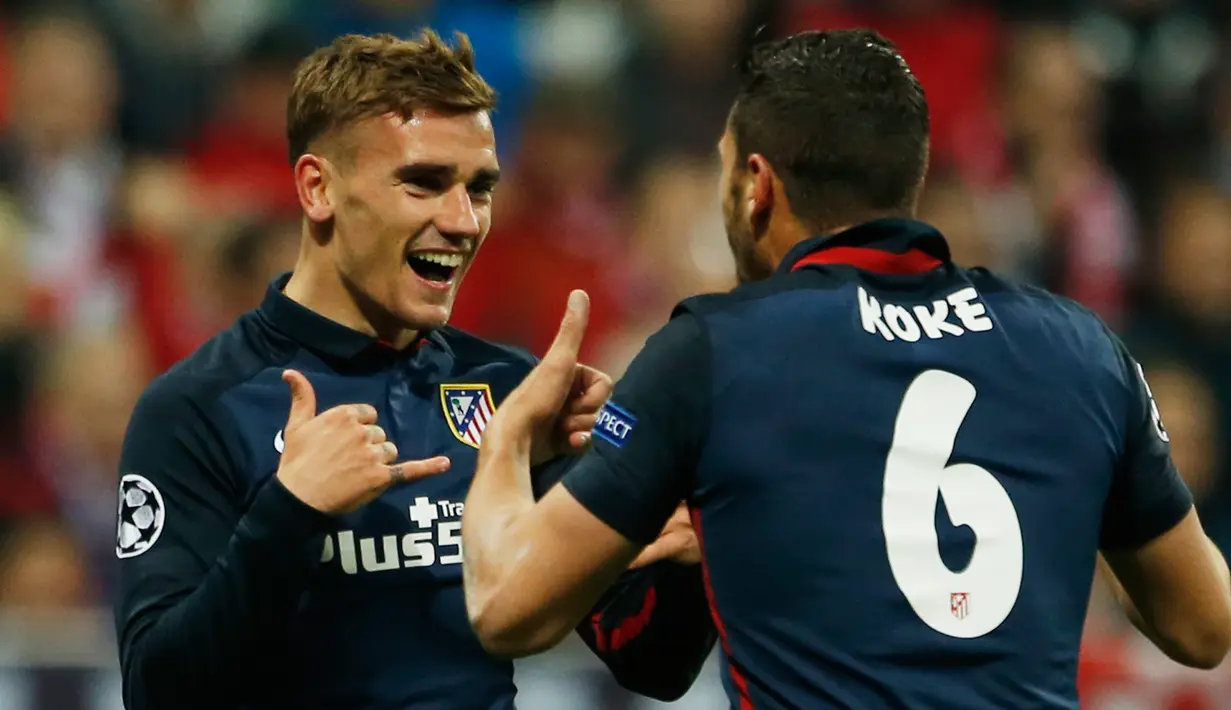 Penyerang Atletico Madrid Antoine Griezmann (kiri) melakukan selebrasi bersama rekan setimnya Koke usai mencetak gol kegawang Muenchen di Liga Champions di Allianz Arena (4/5). (Reuters/Michaela Rehle)