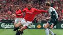 3. Eric Cantona - Simbol kejayaan MU ini ditunjuk menjadi kapten menggantikan posisi dari Steve Bruce. Meski hanya lima musim di Old Trafford dirinya tercatat sebagai kapten pertama di luar Britania Raya yang  meraih trofi Piala FA.