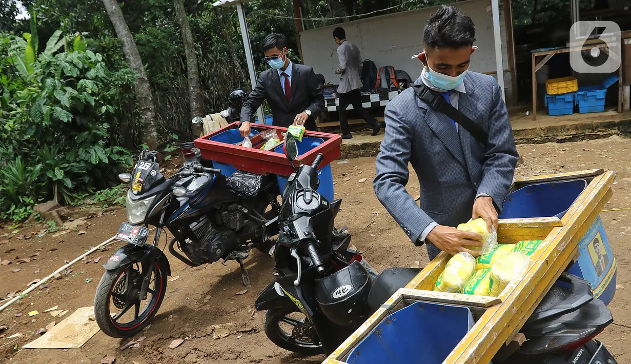 Penjual tahu dengan pakaian seperti pekerja kantoran menata dagangannya di pabrik tahu kawasan Sukaraja, Kabupaten Bogor, Senin (14/12/2020). Ide ini dilakukan untuk menunjukkan bahwa pekerja industri rumahan juga bisa bekerja dengan rapih dan bersih. (Liputan6.com/Herman Zakharia)