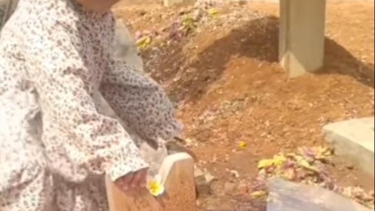 'Memang berat ditinggal orang yang dicinta untuk selamanya. Pasti ada rasa hancur, kesepian, sedih, yang mendalam. Tapi itulah takdir,' tulis netizen tersebut.