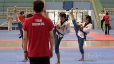 Aksi Tim putri Taekwondo Indonesia yang ikut kategori Poomsae berlatih gerakan dasar dipandu pelatih asal Korea di GOR Popki, Cibubur (13/7/2017). (Bola.com/Nicklas Hanoatubun)