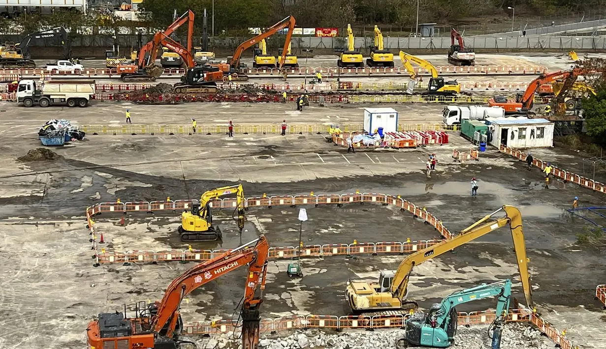 Lokasi konstruksi tempat fasilitas isolasi n COVID-19 dibangun di Terminal Kapal Pesiar Kai Tak di Hong Kong, 23 Februari 2022. Warga Hong Kong semakin kesal dengan desakan untuk tetap berpegang pada strategi "nol-COVID" ketika kota itu mencatat rekor jumlah kasus baru lainnya. (AP Photo/Vincent Yu)