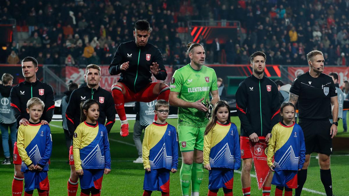 FC Twente Kalahkan Bodo/Glimt di Leg Pertama Play-off Liga Europa 2024/2025, Pelatih Berharap Mees Hilgers dan Tim Tetap Konsisten