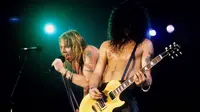 Setelah terlibat perselisihan menahun, Axl Rose dan Slash bakal reuni di Guns N Roses. Benarkah karena materi semata?