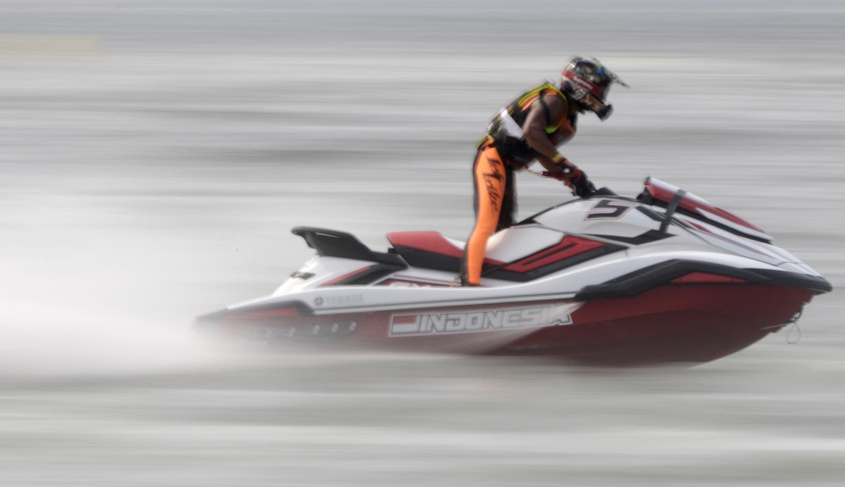 Atlet jetski Indonesia, Aqsa Aswar, memacu kecepatan pada nomor Pro F1 Open Jetracer Wolrd Championship di Jetski Academi Ancol, Jakarta, Jumat (29/3).  Jetracer Wolrd Championship akan berlangsung hingga Minggu (31/3). (Bola.com/Vitalis Yogi Trisna)