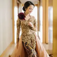 Di momen resepsi ini, Sabrina tampil anggun mengenakan kebaya modern rancangan Anne Avantie. (Instagram/thebridedept).