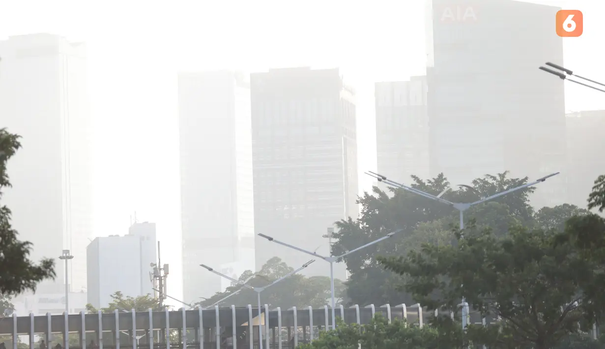 Gedung bertingkat di Jakarta tampak samar akibat sebaran debu abu vulkanik pada pagi hari. (KLY/Budy Santoso)