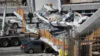 Tim Penyelamatan Kebakaran Miami-Dade Fire dan unit penyelamatan lainnya berusaha mengevakuasi korban runtuhnya jembatan pejalan kaki di Miami, Florida (15/3). Beberapa orang dilaporkan tewas dalam insiden ini. (Joe Raedle / Getty Images / AFP)