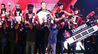 Kapten tim Persipura, Boaz Salossa mengangkat piala tim terbaik ISC 2016 saat malam penghargaan di Hotel Aryaduta Bandung, Minggu (8/1). Persipura tampil sebagai tim terbaik sekaligus juara ISC 2016. (Liputan6.com/Helmi Fithriansyah)