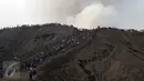 Ribuan wisatawan mengantre naik dan berada di puncak Gunung Bromo, Taman Nasional Bromo Tengger Semeru, Jawa Timur, Kamis (21/7). Meski berstatus waspada, intensitas kunjungan ke Gunung Bromo justru meningkat. (Liputan6.com/Helmi Fithriansyah) 
