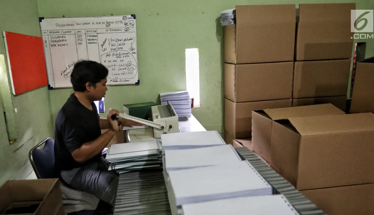 Pekerja sedang menjilid Al Quran Braille di Yayasan Raudlatul Makfufin, Tangerang Selatan, Kamis (24/5). Al Quran ini memiliki tiga varian yakni dengan terjemahan Bahasa Indonesia, Bahasa Inggris dan tanpa terjemahan. (Liputan6.com/Fery Pradolo)