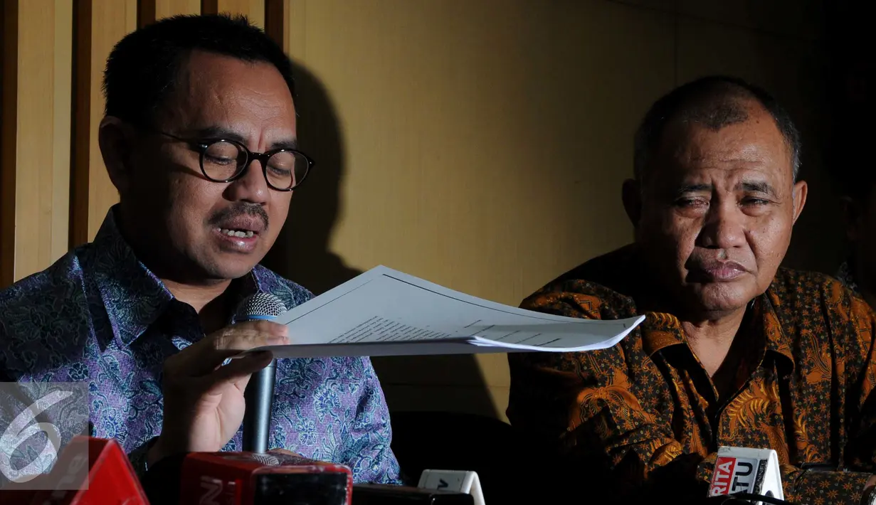 Menteri ESDM Sudirman Said (kiri) memberikan keterangan pers di Jakarta, Senin (15/2). Rapat membahas soal tindak lanjut dan pengawasan atas pengelolaan pertambangan mineral dan batubara serta sektor energi tahun 2016. (Liputan6.com/Helmi Afandi)    