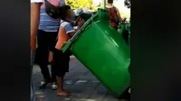 video bocah makan dari tempat sampah ini bikin kita miris (Facebook Eris Riswadi/dream.co.id)