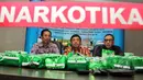 Humas Badan Narkotika Nasional (BNN) melakukan konferensi pers di gedung BNN, Jakarta, Jumat (20/3/2015). BNN menyita barang bukti berupa 25,25 kg sabu.(Liputan6.com/Helmi Afandi)