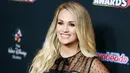 Carrie Underwood sendiri merasa sangat kesulitan untuk tetap tersenyum di depan publik setelah apa yang ia alami. (RICH FURY / GETTY IMAGES NORTH AMERICA / AFP)