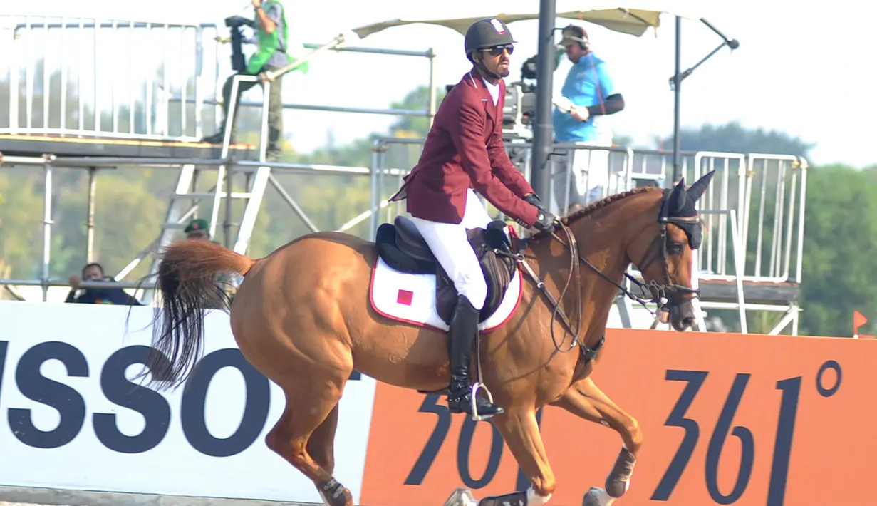 Atlet ketangkasan berkuda Qatar, Althani Al mengendalikan kuda yang bernama Sirocco  saat final round 1 individual jumping Asian Games 2018 di Jakarta Kamis (30/8). Sirocco merupakan kuda termahal yang tampil di Asian Games 2018. (Merdeka.com/Arie Basuki)