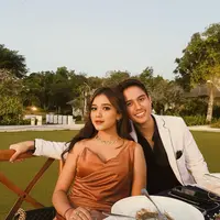 Brisia Jodie juga terlihat hadir menggunakan one shoulder dress satin warna coklat, dipadu aksesori kalung, anting dan cincin yang mewah. [Instagram/brisiajodie96]