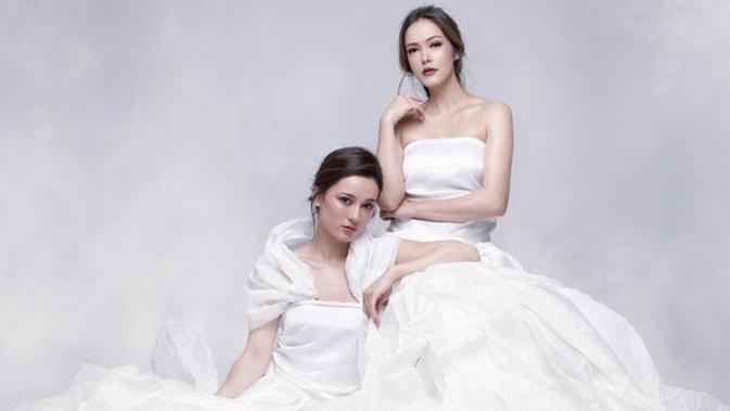 Kakak beradik ini juga kerap melakukan sesi pemotretan bersama. Cathy Sharon dan Julie Estelle semakin terlihat kompak saat keduanya menjalani sesi pemotretan dengan mengenakan dress bernuansa putih. (Liputan6.com/IG/@julstelle)