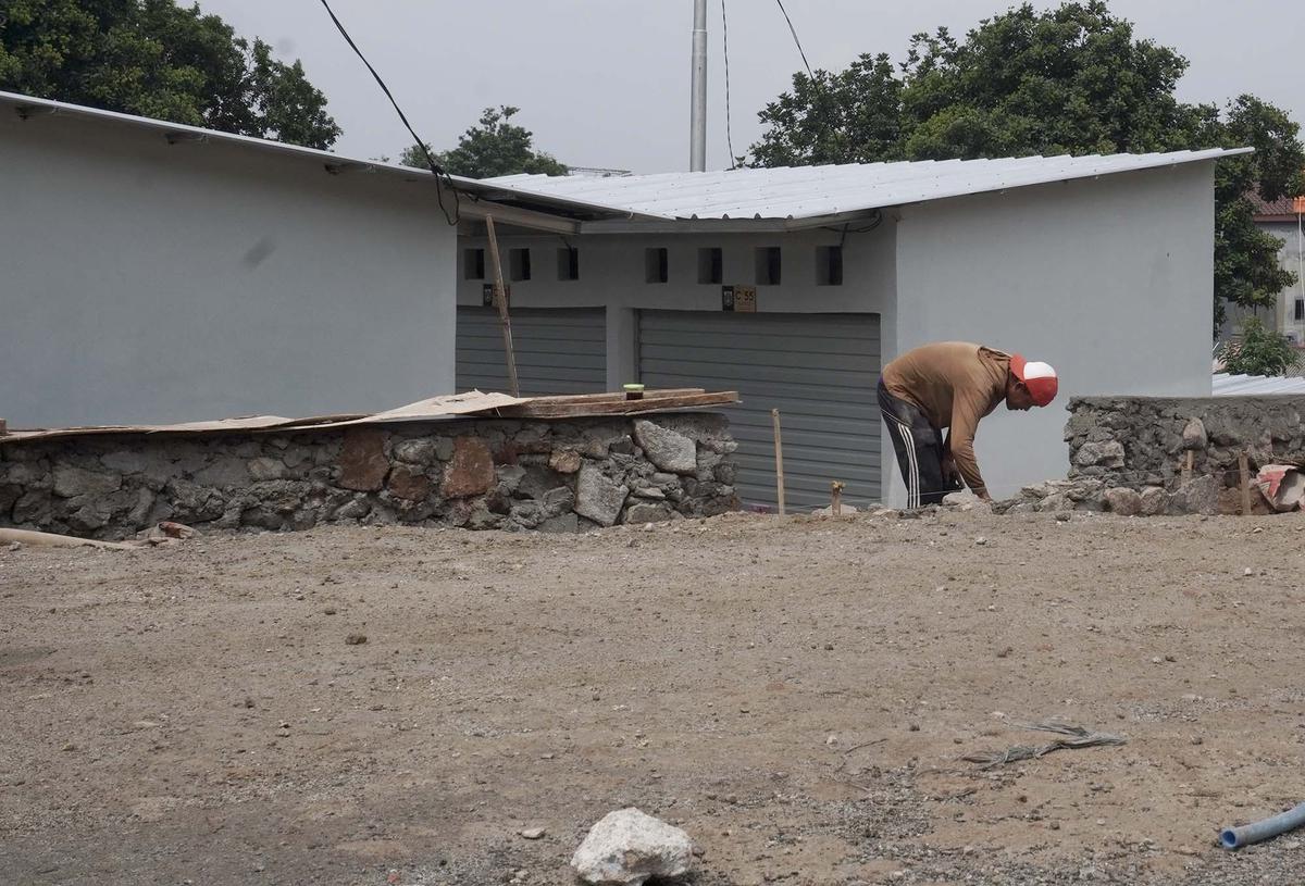 FOTO: Pasar Relokasi Pedagang Pasar Barito di Lenteng Agung masih Sepi
