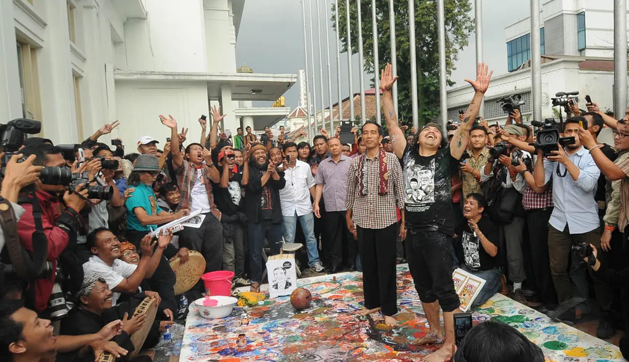 Joko widodo disambut para seniman di depan Gedung Merdeka, Bandung, Rabu (11/6/14). (Liputan6.com/Herman Zakharia)