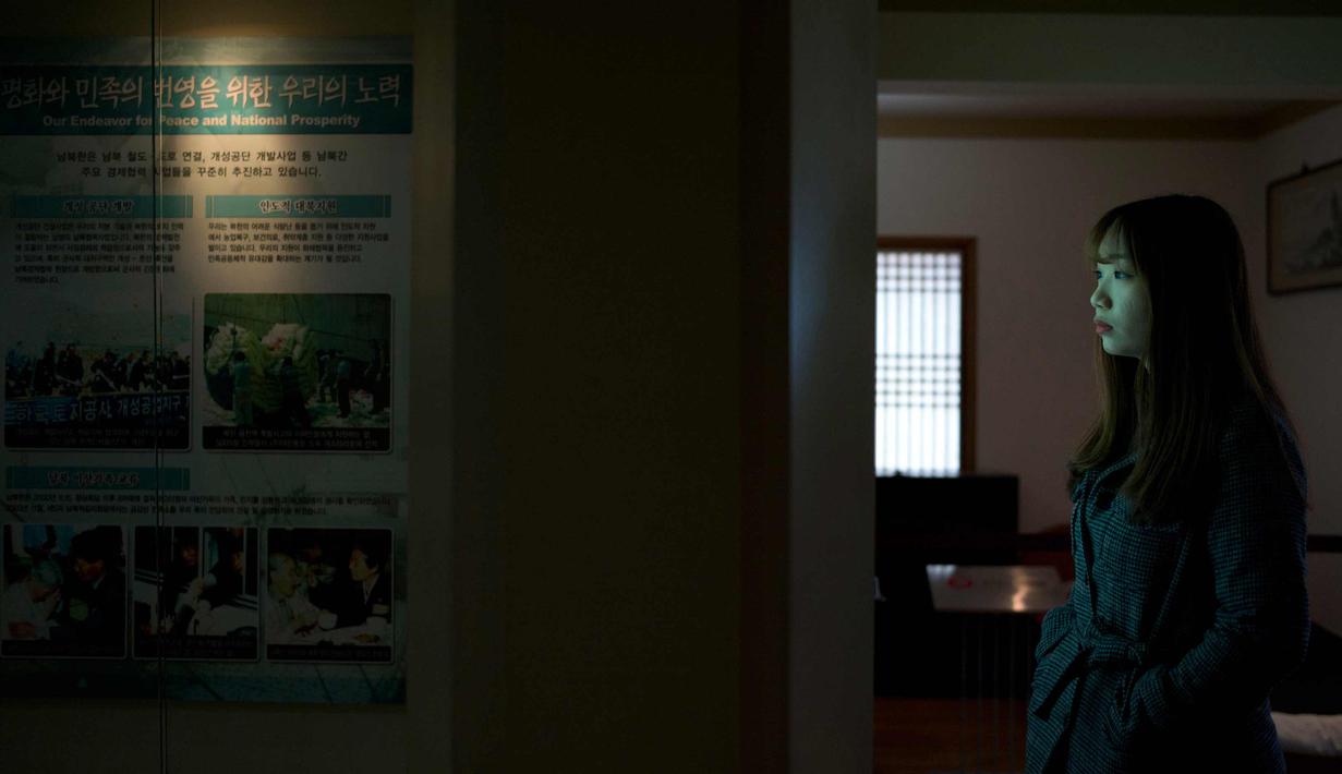 Heo Suyeon (25) berada di dalam vila yang dikenal sebagai Kastil Hwajinpo di Pantai Hwajinpo, Korea Selatan, (19/2). Saat ini villa tersebut berada di Korea Selatan setelah garis batas dan perang berakhir. (AP Photo/Jae C. Hong)