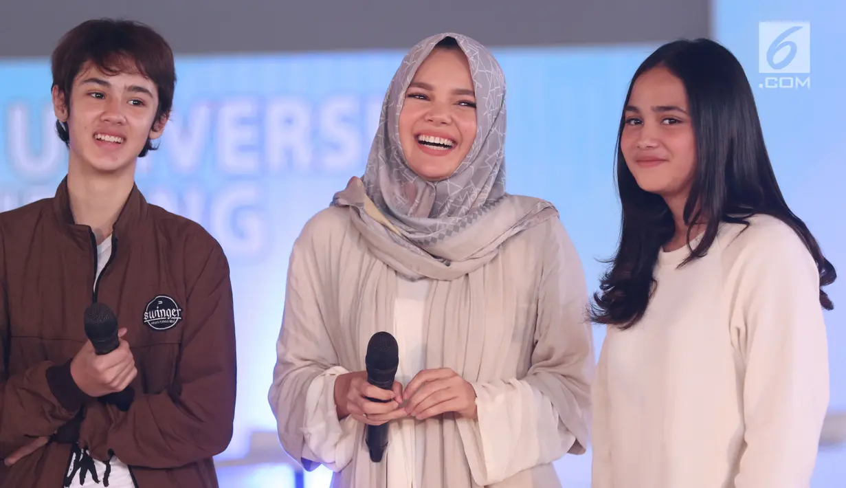 Pemeran film Ayat Ayat Cinta 2, Dewi Sandra (tengah) saat menjadi bintang tamu gelaran Emtek Goes To Campus 2017 di Universitas Telkom, Bandung, Rabu (29/11). EGTC Bandung digelar selama tiga hari hingga 30 November 2017. (Liputan6.com/Helmi Fithriansyah)