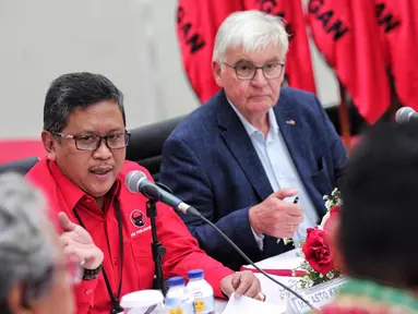 Sekjen DPP PDI Perjuangan Hasto Kristiyanto saat menerima kunjungan Chairman of the Board of Trustee FNF, Jurgen Morlok di Jakarta, Senin (30/10). Pertemuan membahas kerjasama antarkedua belah pihak. (Liputan6.com/Faizal Fanani)