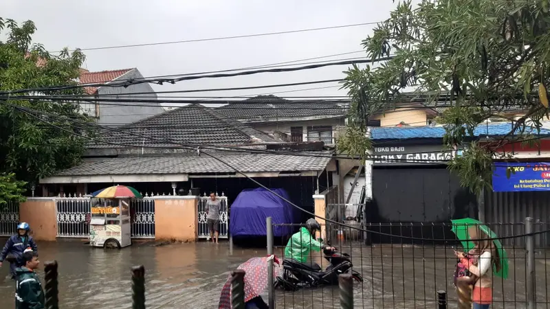 Kawasan Tebet Timur terendam banjir saat hujan mengguyur Jakarta, Jumat (24/1/2020).