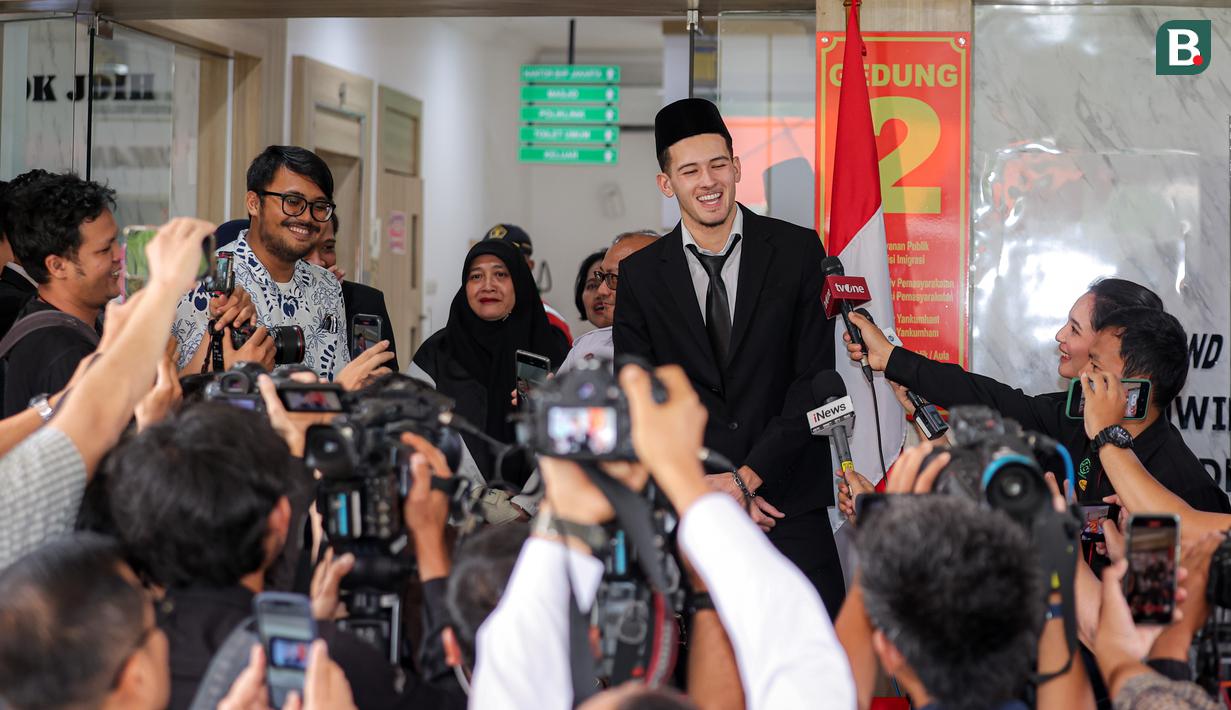 <p>Pemain naturalisasi Indonesia, Justin Hubner memberikan keterangan kepada media setelah pengambilan sumpah WNI yang berlangsung di Kantor Wilayah Kementerian Hukum dan HAM (Kanwil Kemenkumham), Jakarta Timur, Rabu (06/12/2023). (Bola.com/Bagaskara Lazuardi)</p>